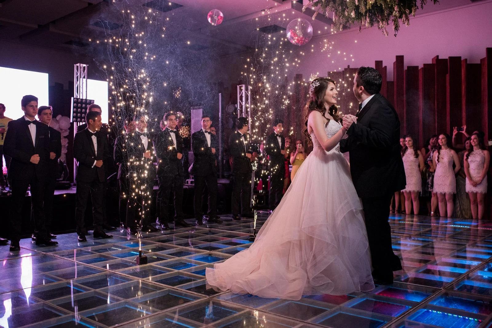 Grupo musical La Célula en desfile