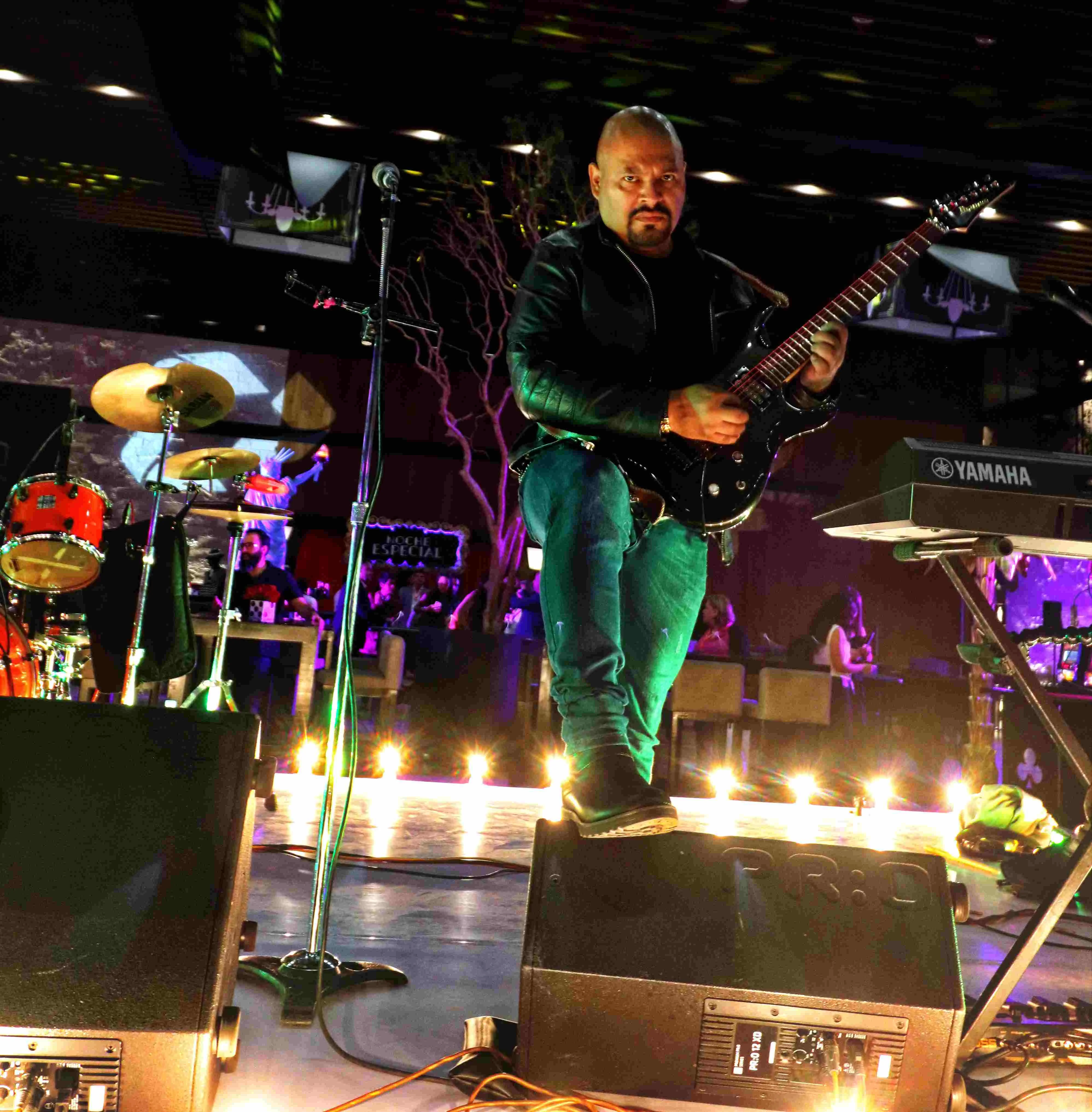 Grupo musical La Célula en presentación