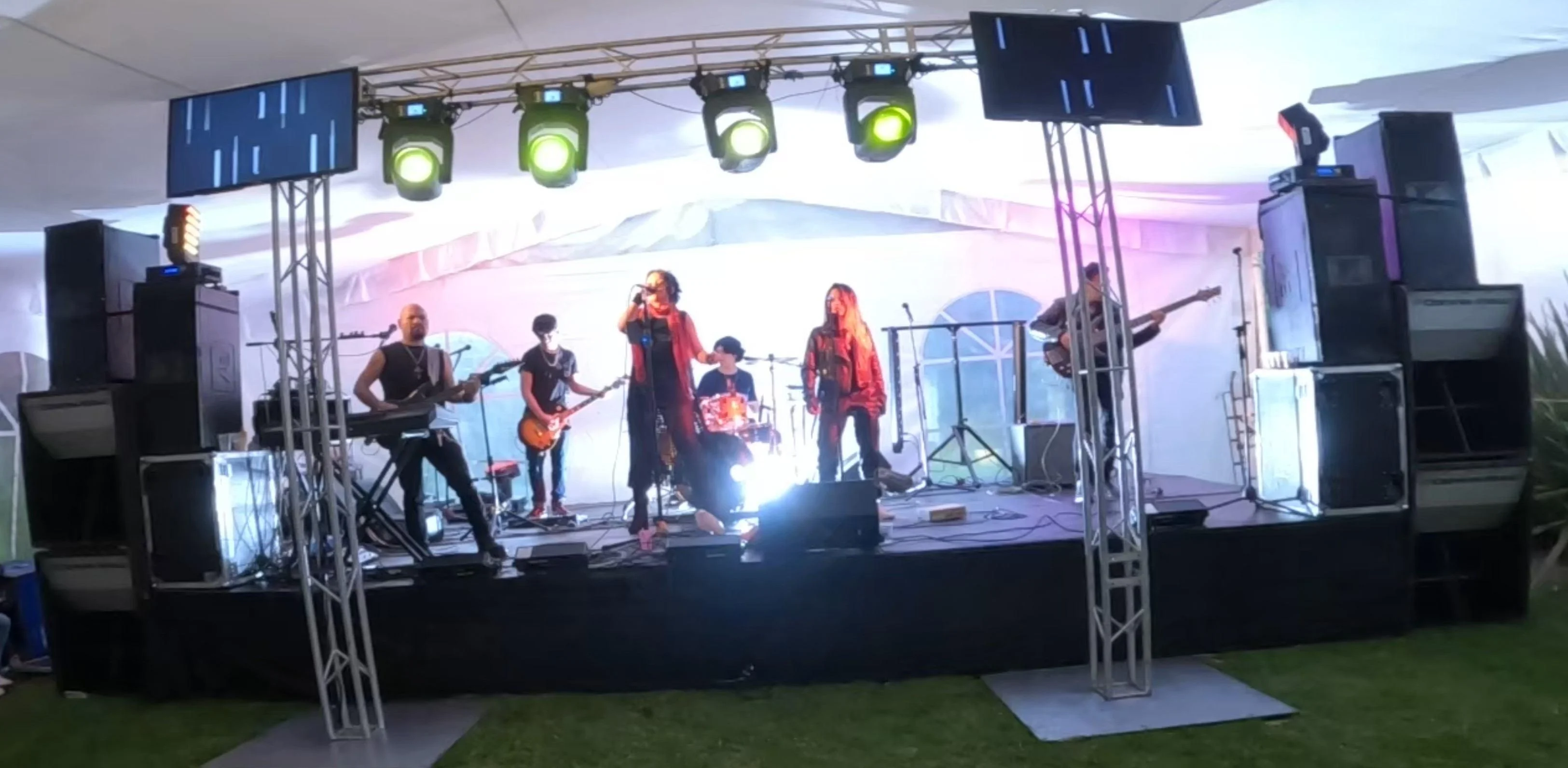 Grupo musical La Célula en el escenario