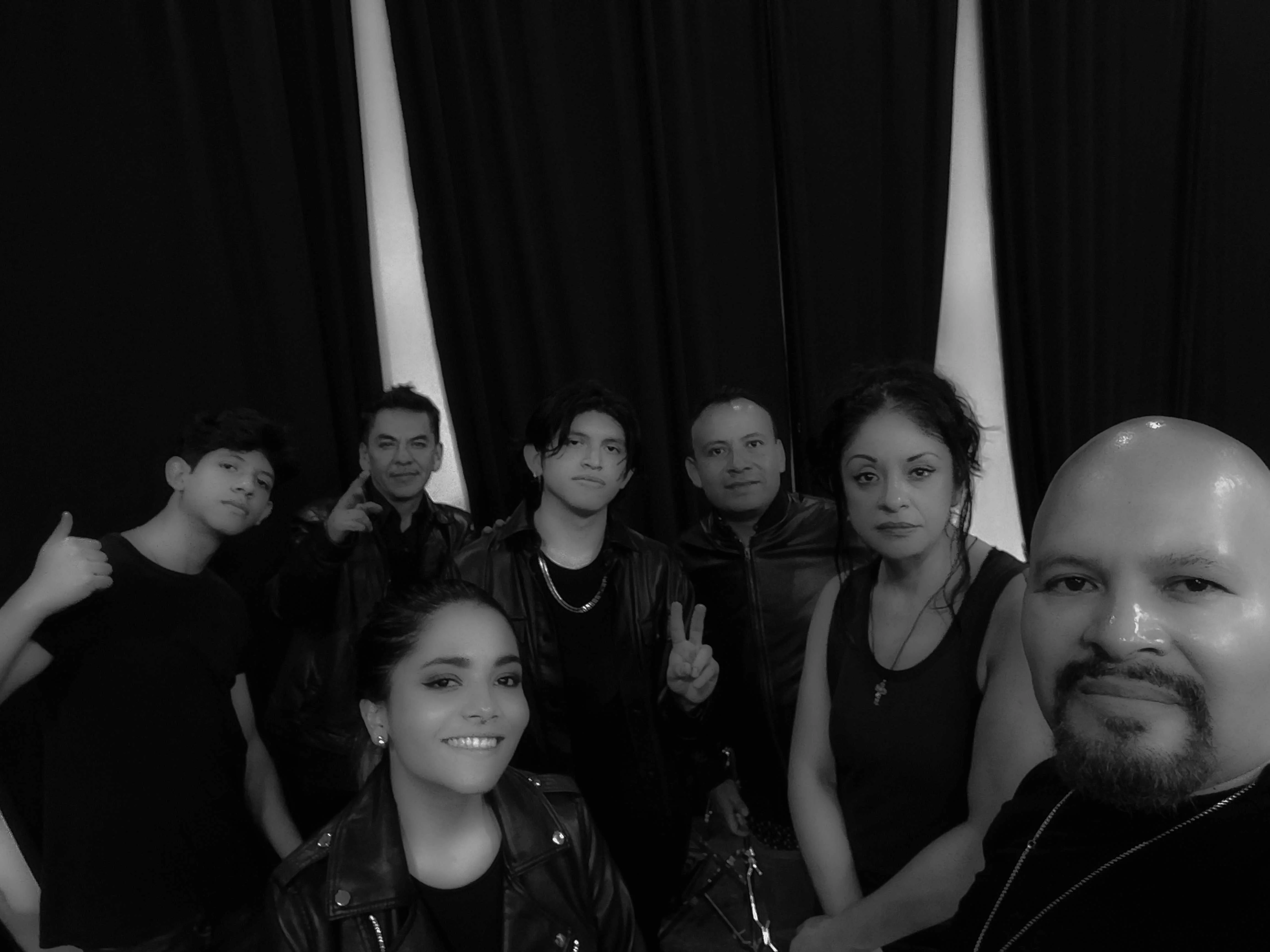 Grupo musical La Célula actuando